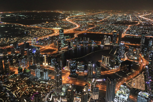 UAEドバイのドバイ・モールと超高層バージュ・ハリファからの夜景